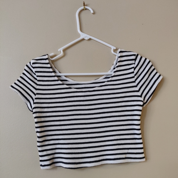 🎉3/$15🎉 Black & White Striped H&M Crop Top - Picture 2 of 4
